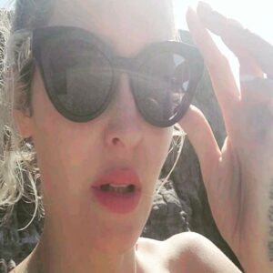 Tatiana-Laurence Delarue Instagram - 🇬🇷Pour découvrir les lieux les plus secrets, les plus sauvages,  les plus poétiques et les plus secrets 🤫...

Il faut savoir grimper, crapahuter,  escalader, oser s'infiltrer, tenter,  prendre un peu de risque, se perdre un peu...

Et les plus belles criques, plages, loin du grand tourisme, s'offrent à vous...

Il y a plus qu'à profiter de la magie du moment 💙🩵
🦵🏽🦵🏽🧜🏼‍♀️🧝🏽‍♀️🏃🏼‍♀️🧗🏼‍♀️🚣🏼‍♀️🚴‍♀️🤸🏼‍♀️🧘🏼‍♀️🏝🛟🛶🌡☀️🪁👙🎒🫧🫶🏼

#crete #greece #paulmarieapartments #beach #sauvage #crique #secret #secretbeach #sea #geropotamosbeach
💆🏼‍♀️ @drstephaniemalogueret 📸

👁 @kadouge_glam_beauty
💇🏼‍♀️ @anthony.mairesse 
💅 @naia_nails_formations