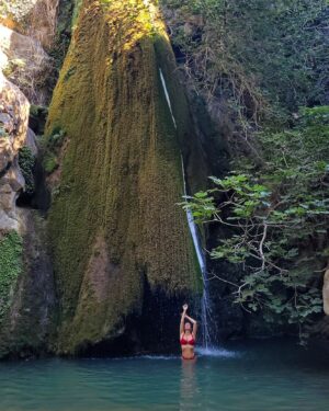 Tatiana-Laurence Delarue Instagram - 🇬🇷🌊Cascade magique⛰️🧗🏼‍♀️
Dans les #richtisgorge

Il faut sous les 40 degrés, ce donner la force pour y parvenir, mais la magie de l'arrivée en vaut la randonnée.

Quelques petites frayeurs de glissade, de jump, de badaboum... Mais 💪🏼

🫶🏼Je ne pense qu'à une seule chose sur place... Vivre ça avec Toi💭🐨
L'année prochaine tu auras 2ans et demi, on partira ensemble mon petit aventurier. 
Je souhaite que tu découvres ce monde féerique, que nous offre notre si belle 🌎
❤️ 

#cascade #waterfall #greece #crete #trek  #richtisgorge #grece #trekking #randonnée