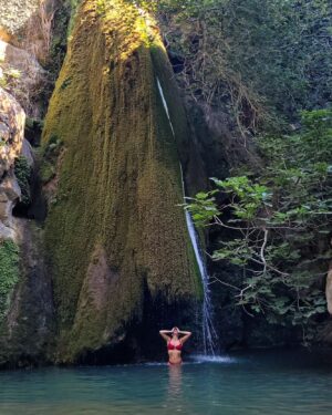 Tatiana-Laurence Delarue Instagram - 🇬🇷🌊Cascade magique⛰️🧗🏼‍♀️
Dans les #richtisgorge

Il faut sous les 40 degrés, ce donner la force pour y parvenir, mais la magie de l'arrivée en vaut la randonnée.

Quelques petites frayeurs de glissade, de jump, de badaboum... Mais 💪🏼

🫶🏼Je ne pense qu'à une seule chose sur place... Vivre ça avec Toi💭🐨
L'année prochaine tu auras 2ans et demi, on partira ensemble mon petit aventurier. 
Je souhaite que tu découvres ce monde féerique, que nous offre notre si belle 🌎
❤️ 

#cascade #waterfall #greece #crete #trek  #richtisgorge #grece #trekking #randonnée