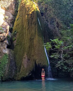 Tatiana-Laurence Delarue Instagram - 🇬🇷🌊Cascade magique⛰️🧗🏼‍♀️
Dans les #richtisgorge

Il faut sous les 40 degrés, ce donner la force pour y parvenir, mais la magie de l'arrivée en vaut la randonnée.

Quelques petites frayeurs de glissade, de jump, de badaboum... Mais 💪🏼

🫶🏼Je ne pense qu'à une seule chose sur place... Vivre ça avec Toi💭🐨
L'année prochaine tu auras 2ans et demi, on partira ensemble mon petit aventurier. 
Je souhaite que tu découvres ce monde féerique, que nous offre notre si belle 🌎
❤️ 

#cascade #waterfall #greece #crete #trek  #richtisgorge #grece #trekking #randonnée