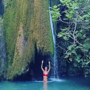 Tatiana-Laurence Delarue Instagram - 🇬🇷🌊Cascade magique⛰️🧗🏼‍♀️
Dans les #richtisgorge

Il faut sous les 40 degrés, ce donner la force pour y parvenir, mais la magie de l'arrivée en vaut la randonnée.

Quelques petites frayeurs de glissade, de jump, de badaboum... Mais 💪🏼

🫶🏼Je ne pense qu'à une seule chose sur place... Vivre ça avec Toi💭🐨
L'année prochaine tu auras 2ans et demi, on partira ensemble mon petit aventurier. 
Je souhaite que tu découvres ce monde féerique, que nous offre notre si belle 🌎
❤️ 

#cascade #waterfall #greece #crete #trek  #richtisgorge #grece #trekking #randonnée
