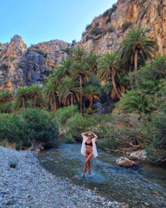 Tatiana-Laurence Delarue Instagram - Cet incroyable canyon au travers une luxuriante et spectaculaire forêt de palmiers , qu'il faut oser traverser, en s'immergerant, tel une amazone c'est vraiment unique.... 🐊 🐍 🦎🐠🪸🐚🦑🦂 L'eau des rivières #Kourtaliotiko et #Megalopotamos viennent s'écouler dans la mer d'une plage au sable fin et eaux d'un bleu unique et d'une clarté cristalline. Paradisiaque! Un endroit comme ça existe vraiment ? Ou c'est dans mes rêves ? 🇬🇷 évidemment je suis tombée dans un trou dans l'eau toute entière, on ne me voyait plus🫣🤭j'ai eu peur ..... Plus de rigolade que de mal, mais un bon coup de flippe quand même hein! 🌊 #crete #greece #preveli #prevelibeach #palmier