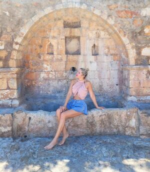 Tatiana-Laurence Delarue Instagram - Petit déjeuner traditionnel, tomates, fêta,  Olives.... Divin by @paulmariecrete 

Puis🩴🩴🎒 départ pour découvrir les charmants villages de #crete aux pierres sublimes, aux arbres magiques, au ports tellement charmant, aux habitants souriants et dune douceur sincère,  aux sons et couleurs poétiques...

Déjà sous le charme...💁🏼‍♀️

Suivez-moi dans mes aventures 🌺

👶🏽💭❣️

#crete
#grece
#travel
#holiday