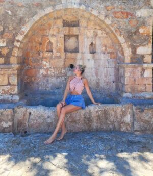Tatiana-Laurence Delarue Instagram - Petit déjeuner traditionnel, tomates, fêta,  Olives.... Divin by @paulmariecrete 

Puis🩴🩴🎒 départ pour découvrir les charmants villages de #crete aux pierres sublimes, aux arbres magiques, au ports tellement charmant, aux habitants souriants et dune douceur sincère,  aux sons et couleurs poétiques...

Déjà sous le charme...💁🏼‍♀️

Suivez-moi dans mes aventures 🌺

👶🏽💭❣️

#crete
#grece
#travel
#holiday