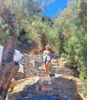Tatiana-Laurence Delarue Instagram - Petit déjeuner traditionnel, tomates, fêta,  Olives.... Divin by @paulmariecrete 

Puis🩴🩴🎒 départ pour découvrir les charmants villages de #crete aux pierres sublimes, aux arbres magiques, au ports tellement charmant, aux habitants souriants et dune douceur sincère,  aux sons et couleurs poétiques...

Déjà sous le charme...💁🏼‍♀️

Suivez-moi dans mes aventures 🌺

👶🏽💭❣️

#crete
#grece
#travel
#holiday
