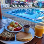 Tatiana-Laurence Delarue Instagram - Petit déjeuner traditionnel, tomates, fêta, Olives.... Divin by @paulmariecrete Puis🩴🩴🎒 départ pour découvrir les charmants villages de #crete aux pierres sublimes, aux arbres magiques, au ports tellement charmant, aux habitants souriants et dune douceur sincère, aux sons et couleurs poétiques... Déjà sous le charme...💁🏼‍♀️ Suivez-moi dans mes aventures 🌺 👶🏽💭❣️ #crete #grece #travel #holiday