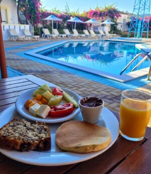 Tatiana-Laurence Delarue Instagram - Petit déjeuner traditionnel, tomates, fêta,  Olives.... Divin by @paulmariecrete 

Puis🩴🩴🎒 départ pour découvrir les charmants villages de #crete aux pierres sublimes, aux arbres magiques, au ports tellement charmant, aux habitants souriants et dune douceur sincère,  aux sons et couleurs poétiques...

Déjà sous le charme...💁🏼‍♀️

Suivez-moi dans mes aventures 🌺

👶🏽💭❣️

#crete
#grece
#travel
#holiday