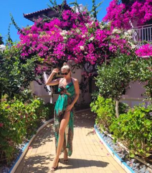 Tatiana-Laurence Delarue Instagram - 🇬🇷Vous pensez que j'ai envie de faire des vacances #farniente ? Piscine, lecture, cocktail, repos...
🍹🧘🏼‍♀️🛀🏼🛌💆🏼‍♀️🌴⛱️🏸🖼👙🩴🌠
Ou bien, des vacances aventures? Sports extrêmes, randonnées, spéléologie, cascades, escalades....
🧗🏼‍♀️🏇🏽🚵🌵⛵️🪂👟🥾🧢🌌

☀️Bien arrivée dans ce joyaux naturel pensé par @paulmariecrete 🌺🌺🌺🌺🌺🌺🌺🌺🌺🌺🌺🌺🌺🌺🌺🌺🌺🌺🌺🌺🌺🌺🧳
#crete
#grece

👼🏽💭❤️

👗 by @iconela.moda