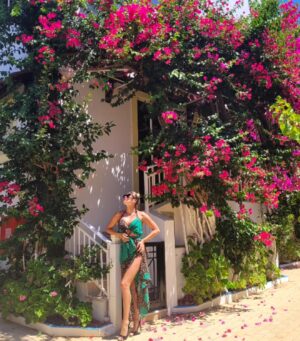 Tatiana-Laurence Delarue Instagram - 🇬🇷Vous pensez que j'ai envie de faire des vacances #farniente ? Piscine, lecture, cocktail, repos...
🍹🧘🏼‍♀️🛀🏼🛌💆🏼‍♀️🌴⛱️🏸🖼👙🩴🌠
Ou bien, des vacances aventures? Sports extrêmes, randonnées, spéléologie, cascades, escalades....
🧗🏼‍♀️🏇🏽🚵🌵⛵️🪂👟🥾🧢🌌

☀️Bien arrivée dans ce joyaux naturel pensé par @paulmariecrete 🌺🌺🌺🌺🌺🌺🌺🌺🌺🌺🌺🌺🌺🌺🌺🌺🌺🌺🌺🌺🌺🌺🧳
#crete
#grece

👼🏽💭❤️

👗 by @iconela.moda