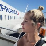 Tatiana-Laurence Delarue Instagram - Mon tout premier voyage seule...😑 Newt est en vacances !🏝 Je ne suis jamais partie à reculons en voyage, mais là...🙈 Maman n'a jamais été loin de son Bébé, depuis bientôt 27 mois, d'abord dans mon bidou puis tout près de moi... Habituellement je suis des plus heureuse, de partir à la découverte d'un nouveau lieu magnifique, mais cette fois.... C'est avec mon petit cœur déchiré 💔 que je vais prendre l'avion ✈️ Tu grandit mon Amour, quelques jours sans Maman va te permettre de t'épanouir, grandir, aussi... j'en ai conscience, mais, je ne me sent pas capable d'être loin de toi 🙃 J'ai déjà le manque de toi, de tes bisous de tes câlins, rien que d'y pense Comme toutes les premières...c'est difficile! Il faut passer le cap et surtout penser à ton bien-être, Maman est adulte, elle peut tout gérer 😚 Puis toi, 😃 tu vas vivre des moments uniques, qui resteront dans ta mémoire et évidemment, c'est ton bonheur et épanouissement qui compte le plus ! Alors c'est partie pour cette étape de la vie, que nous vivons tous un jour et, ce jour est arrivé🙈 😥🥺😳 ✈️ 🛩