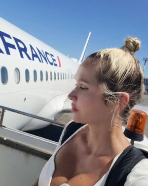 Tatiana-Laurence Delarue Instagram - Mon tout premier voyage seule...😑

Newt est en vacances !🏝

Je ne suis jamais partie à reculons en voyage, mais là...🙈

Maman n'a jamais été loin de son Bébé, depuis bientôt 27 mois, d'abord dans mon bidou puis tout près de moi...

Habituellement je suis des plus heureuse, de partir à la découverte d'un nouveau lieu magnifique, mais cette fois....

C'est avec mon petit cœur déchiré 💔 que je vais prendre l'avion ✈️ 

Tu grandit mon Amour, quelques jours sans Maman va te permettre de t'épanouir, grandir, aussi... j'en ai conscience,  mais, je ne me sent pas capable d'être loin de toi 🙃

J'ai déjà le manque de toi, de tes bisous de tes câlins, rien que d'y pense

Comme toutes les premières...c'est difficile!
Il faut passer le cap et surtout penser à ton bien-être, Maman est adulte, elle peut tout gérer 😚

Puis toi, 😃 tu vas vivre des moments uniques, qui resteront dans ta mémoire  et évidemment, c'est ton bonheur et épanouissement qui compte le plus ! 

Alors c'est partie pour cette étape de la vie, que nous vivons tous un jour et, ce jour est arrivé🙈

😥🥺😳 ✈️ 🛩