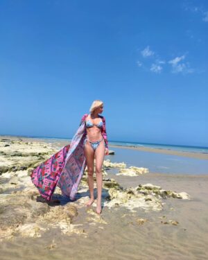Tatiana-Laurence Delarue Instagram - Je vous invite à la plage? 

Séance sportive? Ça vous convient ?

Si non, il y a des gaufres, crêpes et chichi juste à côté !

Moi ce sera ... les 2 🧘🏼‍♀️🤸🏼‍♀️🌊⛱️⛵🌋

🥁Je déclare le #summer #2023 ouvert! ♒