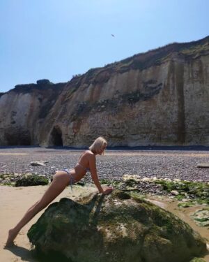 Tatiana-Laurence Delarue Instagram - Je vous invite à la plage? 

Séance sportive? Ça vous convient ?

Si non, il y a des gaufres, crêpes et chichi juste à côté !

Moi ce sera ... les 2 🧘🏼‍♀️🤸🏼‍♀️🌊⛱️⛵🌋

🥁Je déclare le #summer #2023 ouvert! ♒