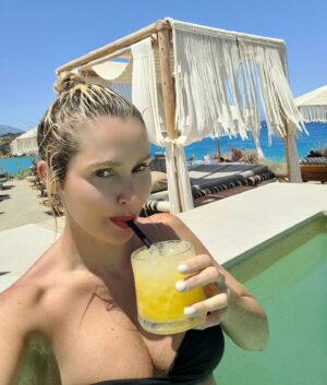Tatiana-Laurence Delarue Instagram - 🇬🇷Après les sensations fortes d'hier... À  la découverte des plus belles plages de #crete et elles sont plus sublimes les unes que les autres 🌊 
D'un bleu unique,  sauvage, eaux très très chaudes et translucides, sable fin de différents coloris, divine mer #mediterranee #grece #greece si envoûtante 💙🩵💦

🍹Et vous, quel est votre cocktail 🍸 ou boisson favorite?

#crete
#grece
#travel
#holiday