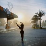 Tatiana Dias Instagram - sempre passa. a dor, o tempo, o medo, a pressa. sempre muda. os desejos, os sonhos, os gostos, as pessoas. quando paro pra pensar percebo que superei dores nas quais imaginei não conseguir. olho em volta e as pessoas que me cercam já não são mais as mesmas de 5 anos atrás. Me desapeguei de coisas que imaginava não viver sem, mudei de opinião, me redescobri em novas versões adormecidas dentro de mim. quando vi, meu lugar preferido já não era mais o mesmo, enjoei das músicas que mesma coloquei numa playlist de “preferidas”, minhas roupas já não me vestiam mais. me olho no espelho e não vejo mais a mesma versão idealizada - por mim mesma - sobre mim. Meu olhar mudou, mas meus olhos não. Meu corpo envelheceu, mas minha alma segue na busca incessante de evoluir e transcender. e vai continuar mudando …Porque crescer é infinito. se na vida tudo muda, o que nos resta é nos adaptar dentro daquilo que queremos ser. do que somos. do novo. deixar que os espaços antigos se diluam com o tempo e abrir novas brechas dentro de nós pra receber o que vem, de novo. e assim a vida se faz cíclica. e recomeços são novas oportunidades. não as desperdicem. porque, em breve, tudo vai mudar. de novo, e de novo. agarre aquilo que for pra ser seu. 🦋