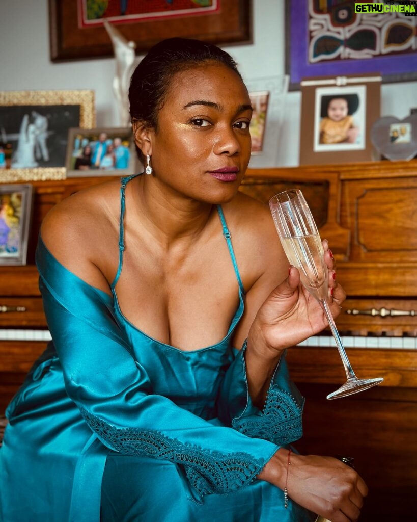 Tatyana Ali Instagram - Thank you for all of the birthday wishes!!! Some are saying we’re in the age of Aquarius- I say it’s about goddamn time. But seriously, I am so thankful for the prayers of my family, loved ones and ancestors that helped fuel this new turn around the sun. My cup truly runneth over, and apparently being in my 40s means my cleavage runneth over too. Also, thank you @crumbles__patisserie for this beautiful cake!!! 🎂🎈