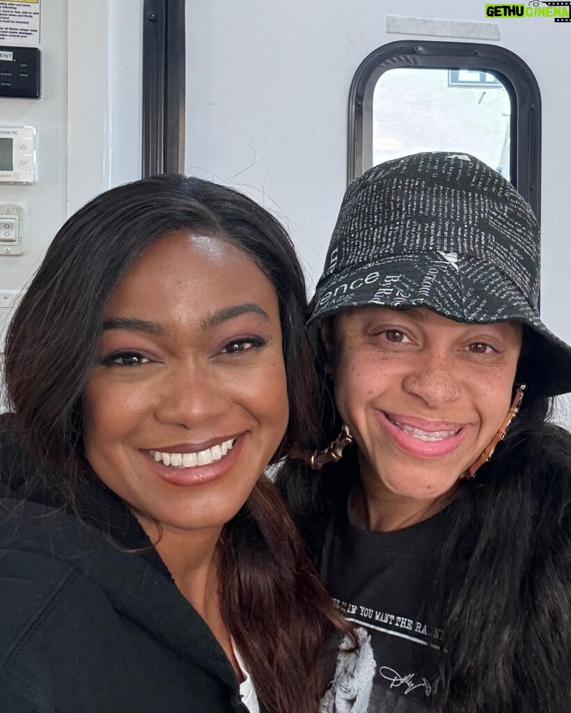 Tatyana Ali Instagram - One thing about Crystal, she’s always gonna shine! (aka do the most lol) Shoutout to @fingazbeauty for laying my hair, @jennbennettmakeup for the glam, & the costume department for the bedazzled fit! 💎 And of course I have to shoutout my #LibertyRings @michaelawat, @dgdelacrud, & @bapatnandini!!