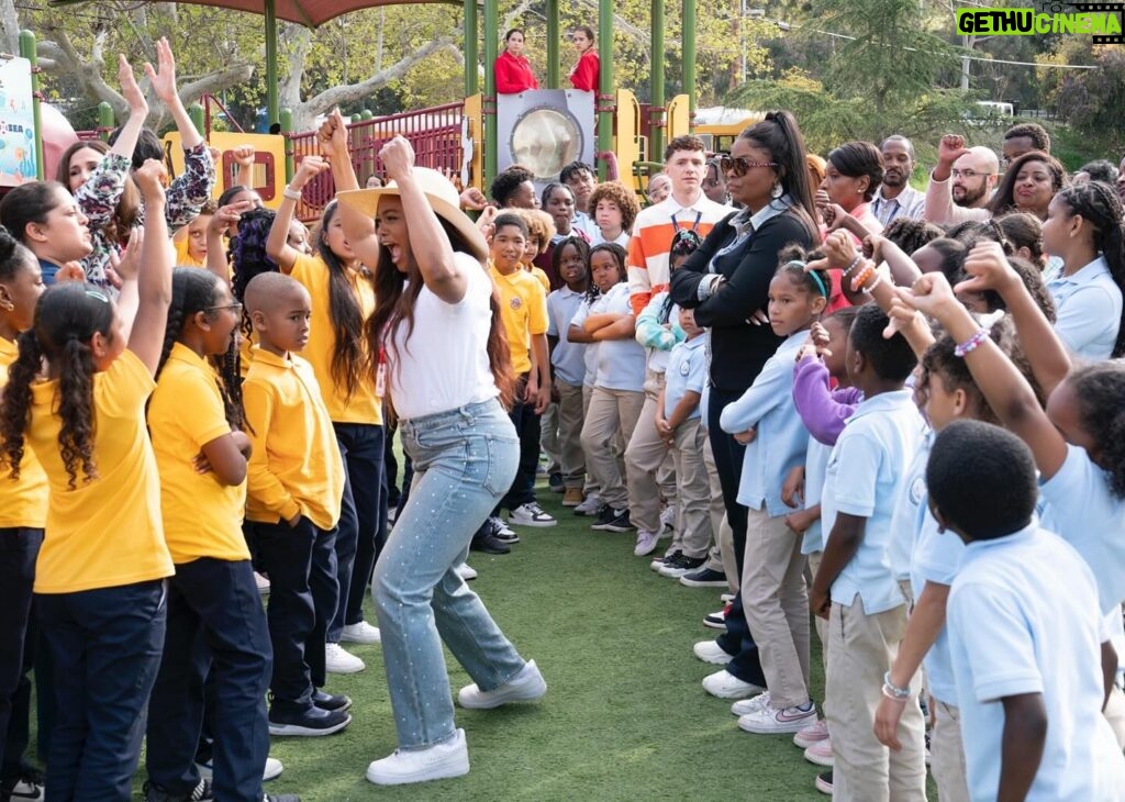 Tatyana Ali Instagram - Did you all catch yesterday’s episode of #AbbottElementary? I was so happy to be invited back, and I had so much fun getting to play with @janellejamescomedy and the whole cast again. Thank you @quintab for allowing me to be a part of this epic show! The kids had me hype for real. And yes- Liberty Rings Rules!!!!! Someone pass me the Epsom Salts 🧂 Please and Thank You 🙏🏾