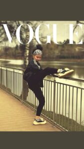 Tatyana Lipnitskaya Instagram - @voguemagazine я готова к съемкам 😂😂😂 всем хорошего настроения!) 🫶🏻😁