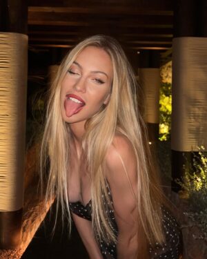 Taylor Mega Instagram - 🖤
Vestito lungo o corto?