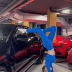 Taylor Mega Instagram - When there’s no one to open the door for me 😏 Is this the most epic way to get into a Lambo, or can you top it? È voi avete mai provato ad entrare in macchina così? 😜
