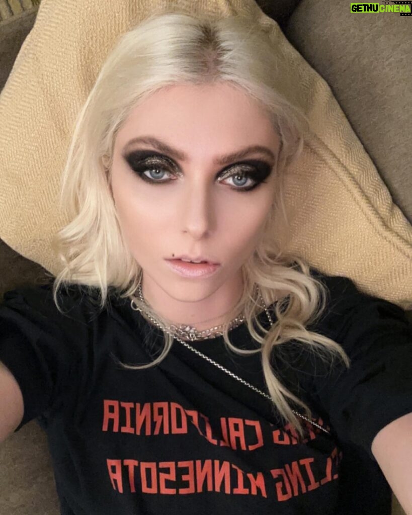 Taylor Momsen Instagram - That’s a WRAP! Thank you @summerfest and everyone who came out to make our last #deathbyrockandrolltour show AWESOME…see you on the flip side ❤️❤️❤️ 💄 @theartistsg