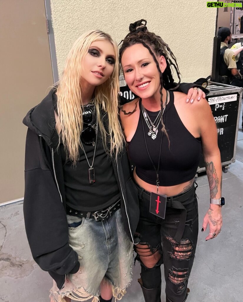 Taylor Momsen Instagram - Tune in today at 6:30pm EST to @siriusxmozzy on @siriusxm channel 38 for a quick chat with my dear friend @shannongunz all things @acdc and @therollingstones 🤘🤘🤘#fbf #vegas
