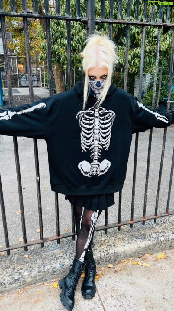 Taylor Momsen Instagram - #halloween #nyc 🎃🎃🎃💀💀💀 hanging at the #halloweenparade with some of New York’s finest, and a quick tourist photo shoot in Washington Square Park #trickortreat #mybones