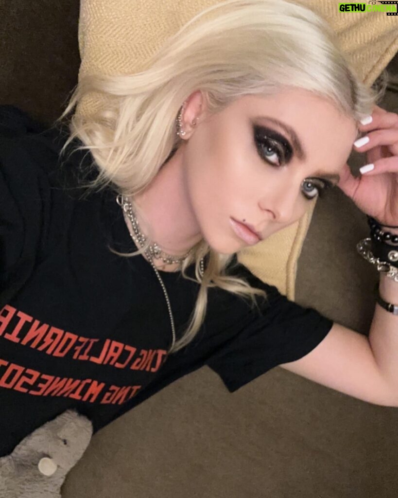 Taylor Momsen Instagram - That’s a WRAP! Thank you @summerfest and everyone who came out to make our last #deathbyrockandrolltour show AWESOME…see you on the flip side ❤️❤️❤️ 💄 @theartistsg