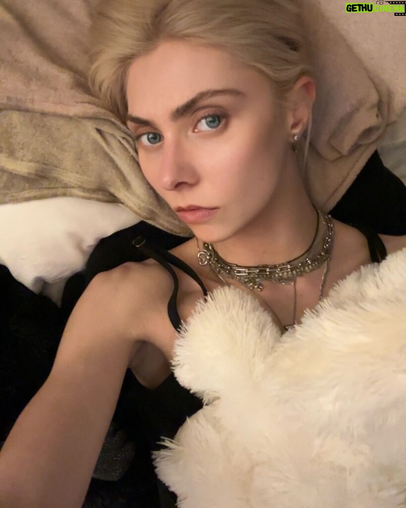 Taylor Momsen Instagram - Long week…time to lie down ❤️