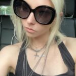 Taylor Momsen Instagram - #lightmeupwhenimdown