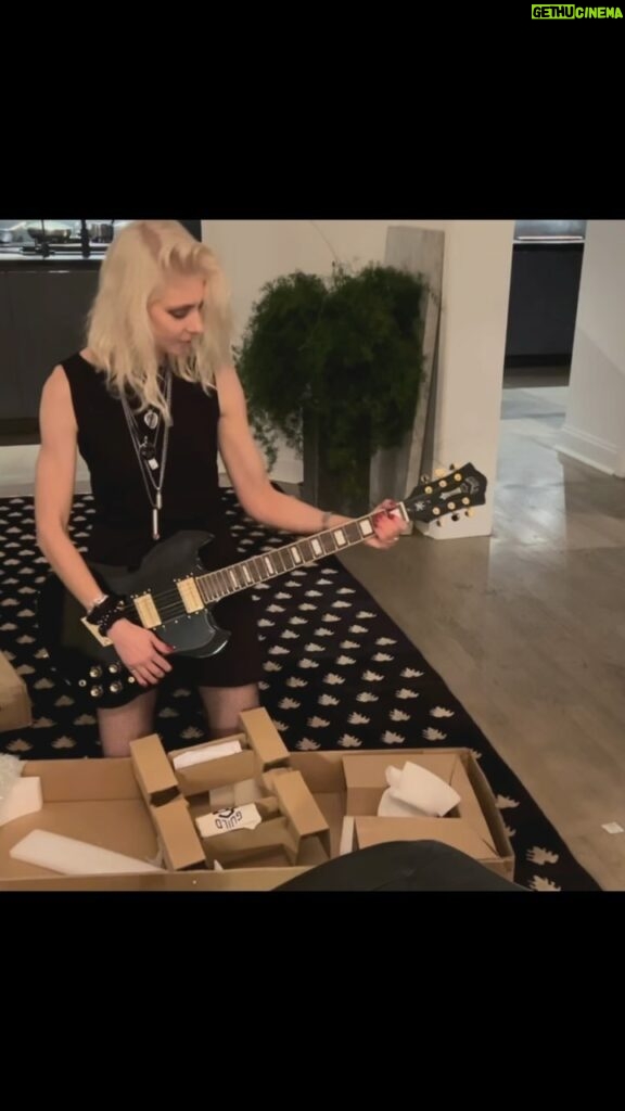 Taylor Momsen Instagram - Best Xmas present and way to ring in the new year…the #kimthayil signature guitar from @guildguitars TOTALLY AWESOME 🤘❤️🤘❤️