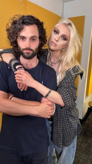 Taylor Momsen Instagram - Repost from @podcrushed
•
Our episode with @taylormomsen is out now!!! Recorded pre SAG-AFTRA strike, it’s a special one because Taylor & Penn hadn’t seen each other in over 10 years! Go listen anywhere you get your podcasts 🎧

#podcrushed #taylormomsen #pennbadgley #theprettyreckless