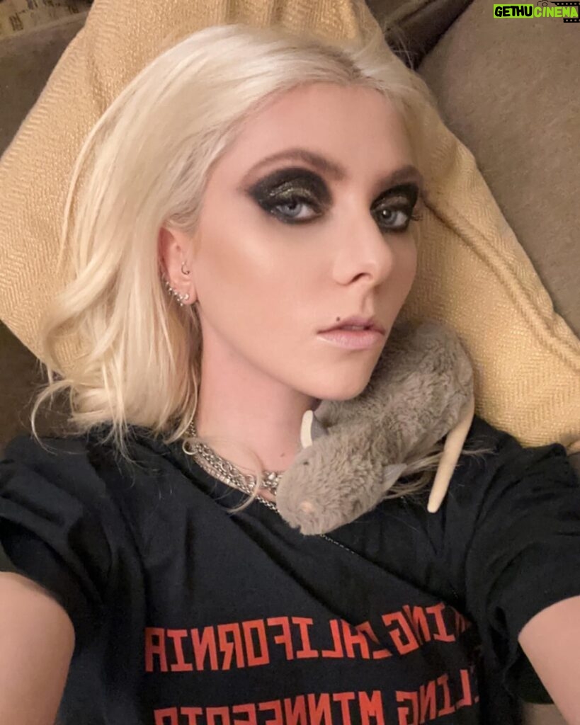 Taylor Momsen Instagram - That’s a WRAP! Thank you @summerfest and everyone who came out to make our last #deathbyrockandrolltour show AWESOME…see you on the flip side ❤️❤️❤️ 💄 @theartistsg