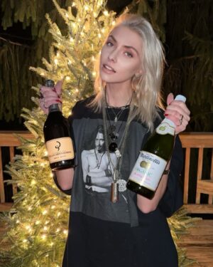 Taylor Momsen Instagram - Bring on #2024 !!!! Have a great NYE and a happy New Year to you all! ❤️🎉🤪🤘😘