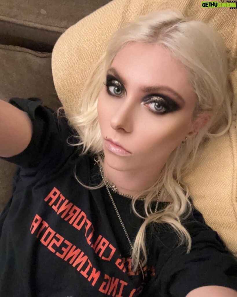 Taylor Momsen Instagram - That’s a WRAP! Thank you @summerfest and everyone who came out to make our last #deathbyrockandrolltour show AWESOME…see you on the flip side ❤️❤️❤️ 💄 @theartistsg