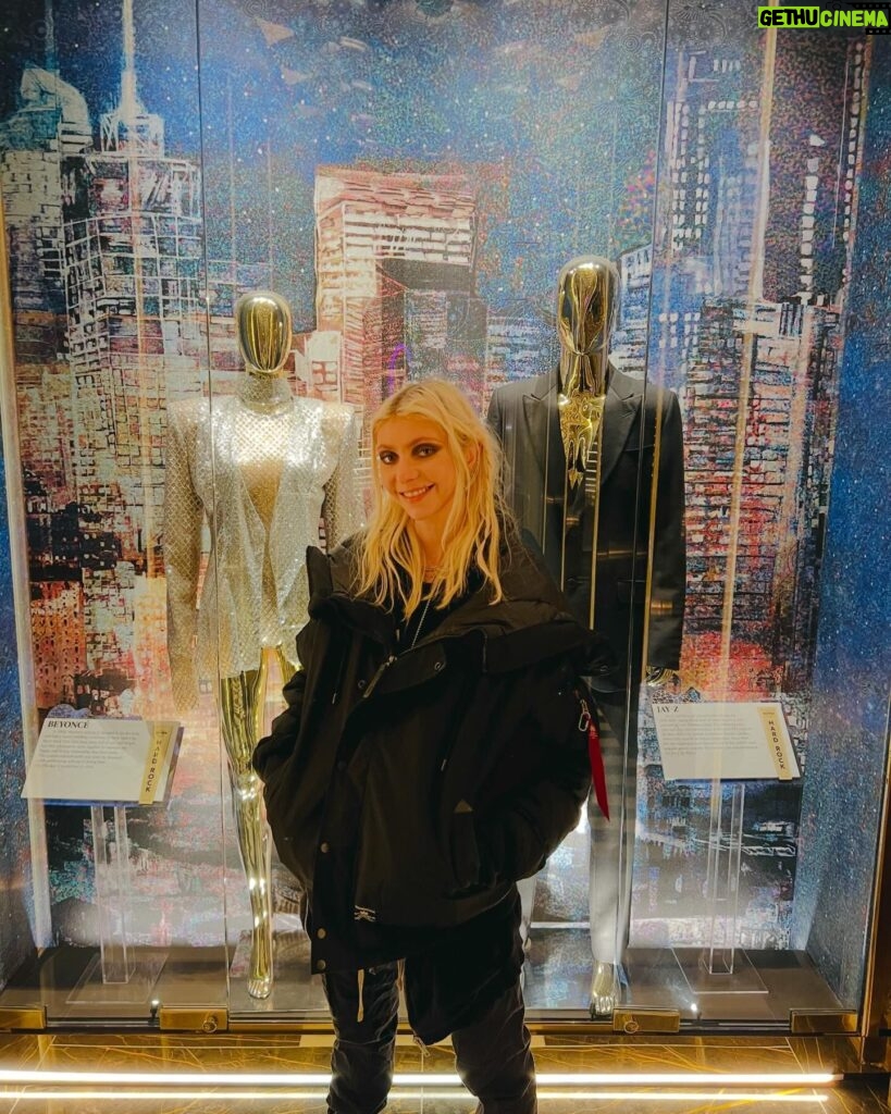 Taylor Momsen Instagram - Hanging at the @hardrockhotelnyc with @jayz and @beyonce @saks @rockefellercenter and… @taylorswift ?? #wrongtaylor #christmastimeinnyc