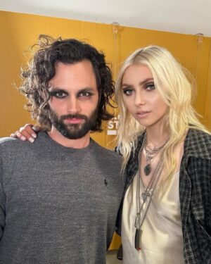 Taylor Momsen Instagram - Repost from @podcrushed
•
A reunion worth waiting for… 👯 but don’t ask us what’s going on in the second photo, we don’t know either.