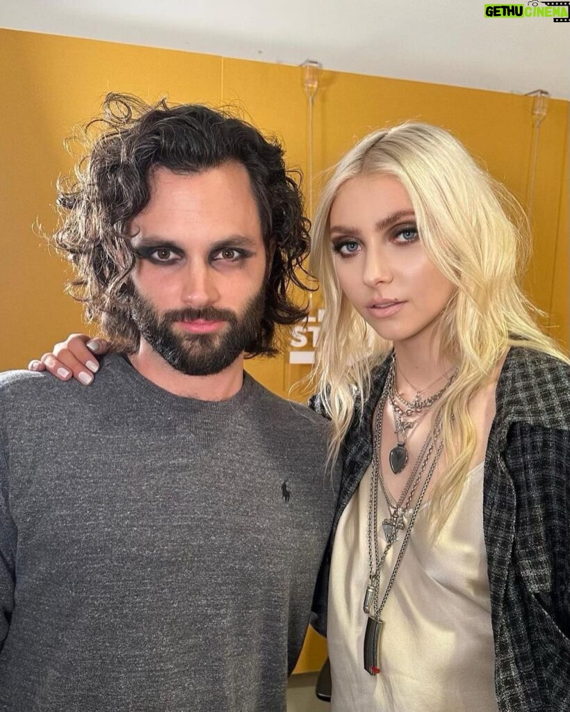 Taylor Momsen Instagram - Repost from @podcrushed • A reunion worth waiting for… 👯 but don’t ask us what’s going on in the second photo, we don’t know either.
