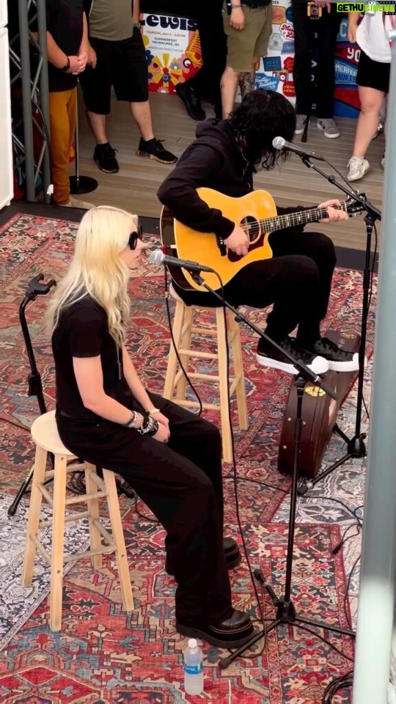 Taylor Momsen Instagram - SUMMERFEST 10pm TONIGHT! Thanks to everyone for coming down for our acoustic set! A lot of you were waiting since 9am so we really appreciate you!!! ❤️❤️❤️ #peaceloveandunderstanding