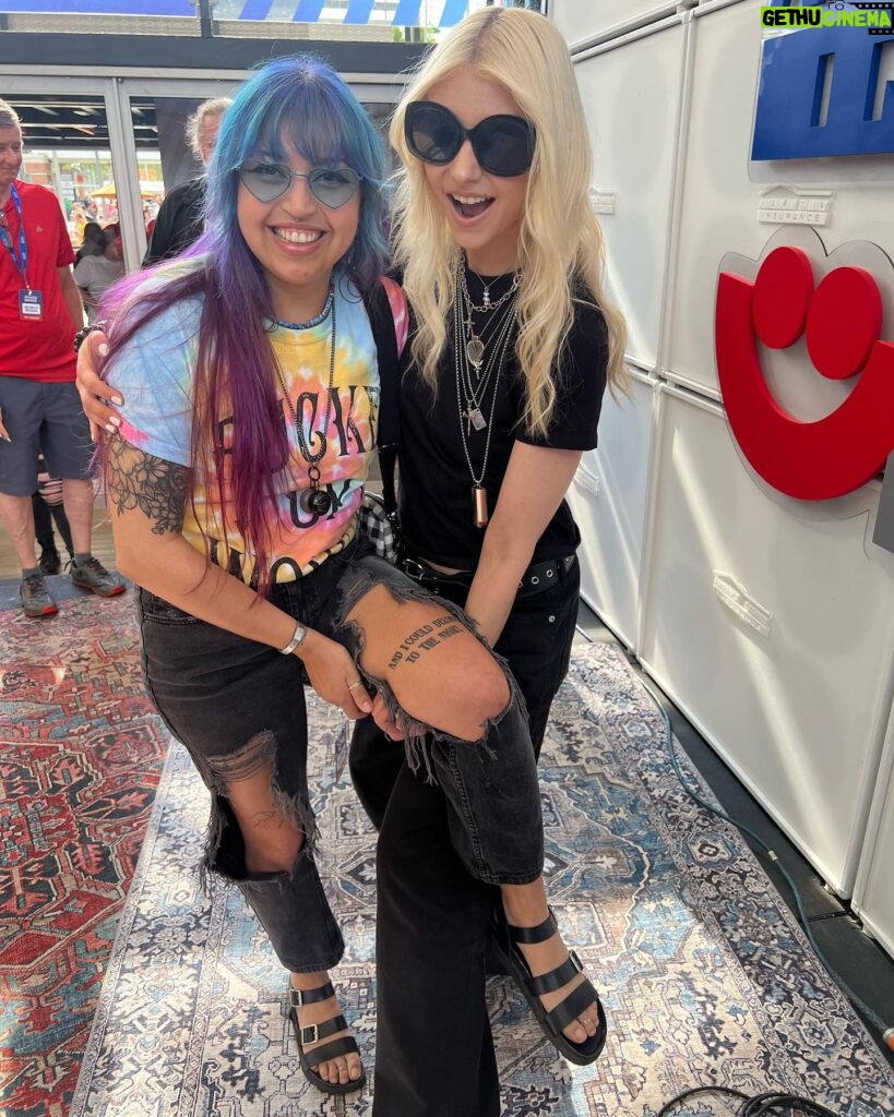 Taylor Momsen Instagram - Already having a great time @summerfest with fans and @1029thehog can’t wait for TONIGHT 10pm @millerlite stage!
