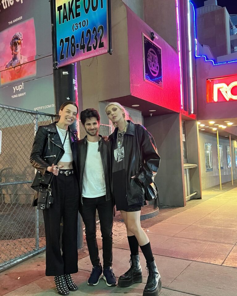 Taylor Momsen Instagram - Can’t leave LA without a proper reunion from both ends of the spectrum @officiallzzyhale and @connorpaolo ❤️❤️ 📸 @theartistsg #gottagetoutofthisplace