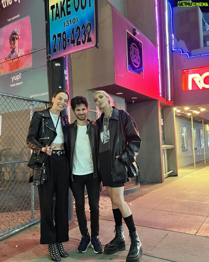 Taylor Momsen Instagram - Can’t leave LA without a proper reunion from both ends of the spectrum @officiallzzyhale and @connorpaolo ❤️❤️ 📸 @theartistsg #gottagetoutofthisplace