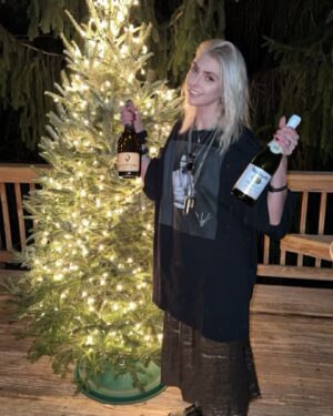 Taylor Momsen Instagram - Bring on #2024 !!!! Have a great NYE and a happy New Year to you all! ❤️🎉🤪🤘😘