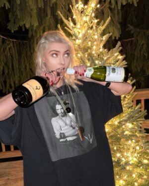 Taylor Momsen Instagram - Bring on #2024 !!!! Have a great NYE and a happy New Year to you all! ❤️🎉🤪🤘😘