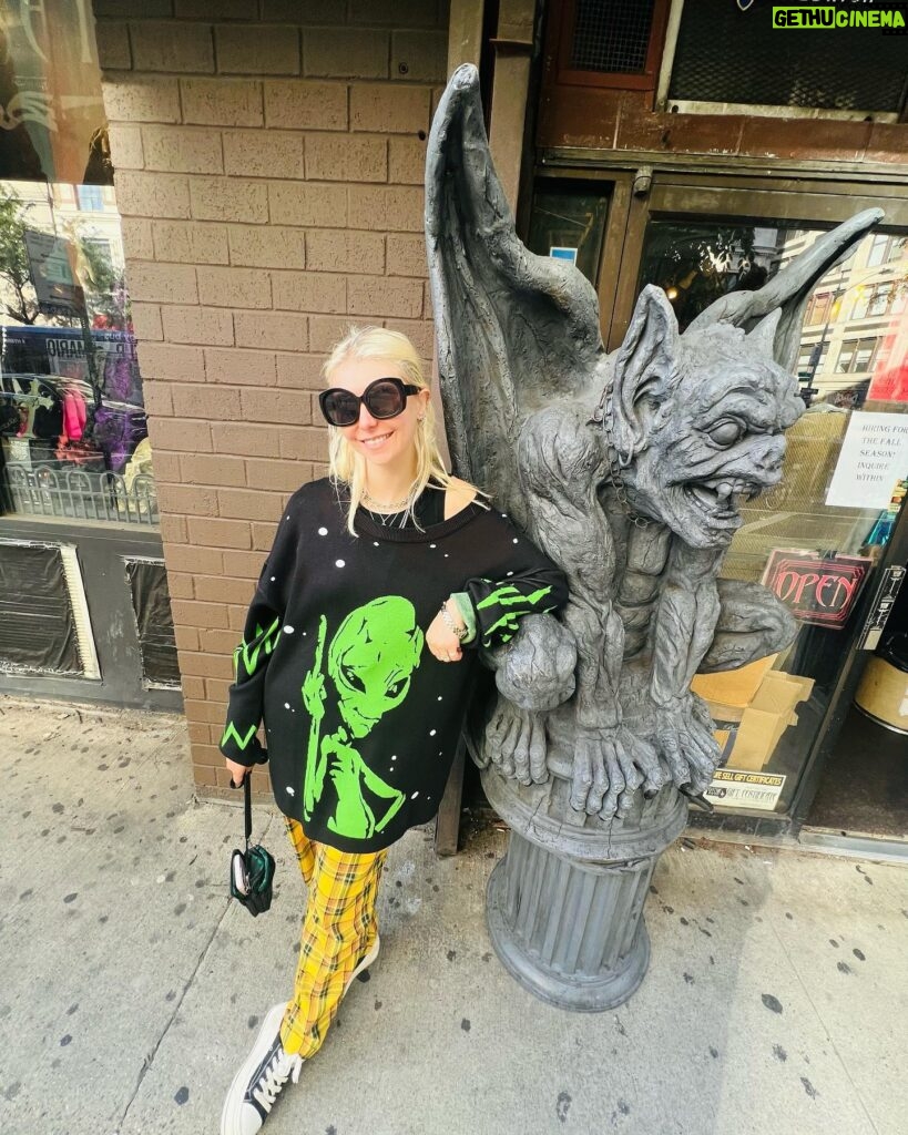 Taylor Momsen Instagram - Getting ready with the gargoyles for 🎃🎃🎃