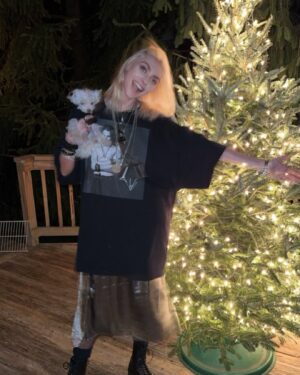 Taylor Momsen Instagram - Bring on #2024 !!!! Have a great NYE and a happy New Year to you all! ❤️🎉🤪🤘😘