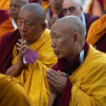 Tenzin Gyatso Instagram - Prayer for World Peace under the Bodhi tree at the Mahabodhi Temple in Bodhgaya, Bihar, India on December 23, 2023. #dalailama #worldpeace #harmony