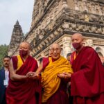 Tenzin Gyatso Instagram - Prayer for World Peace under the Bodhi tree at the Mahabodhi Temple in Bodhgaya, Bihar, India on December 23, 2023. #dalailama #worldpeace #harmony