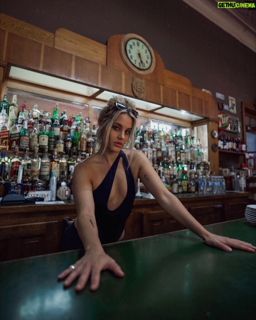 Tere Kuster Instagram - Cantinero sirva otro tequila que quita mi herida 🥃 🎶 • En un viejo bar que conserva su estructura de antaño ( y algunas bebidas de esa época) , en el hotel más famoso en Dolavon, chubut Argentina ✨ 📷 @erikhansen15 @visitargentina